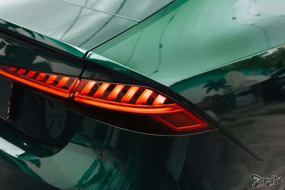 Оклеили Audi A7 изумрудным винилом и защитили полиуретаном, окрасили суппорта с логотипами, провели химчистку и обработали кожу керамикой